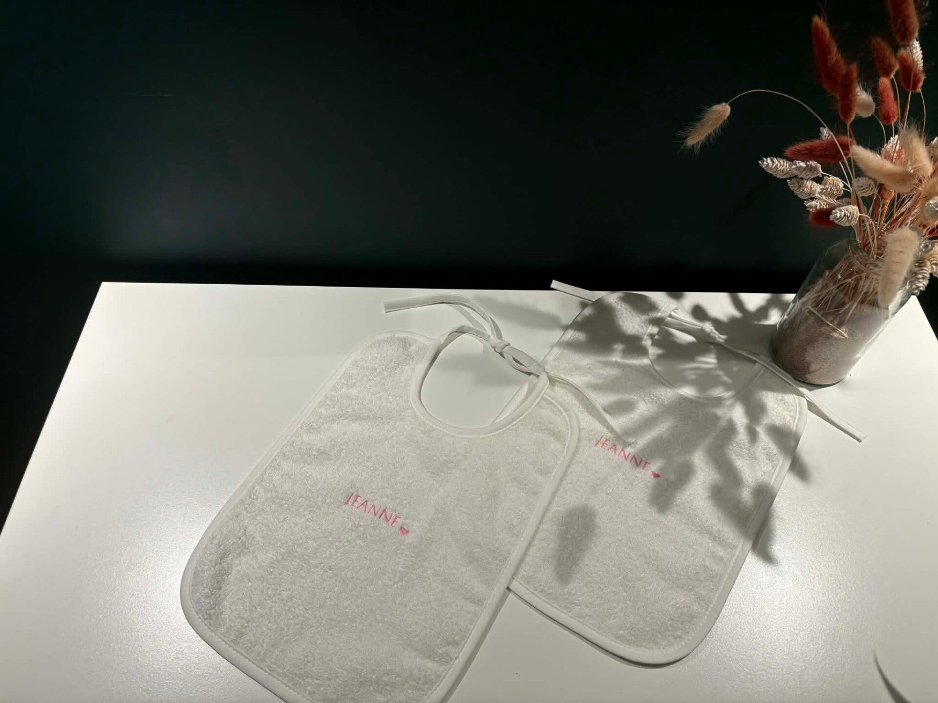 Kleine bavet met lintjessluiting