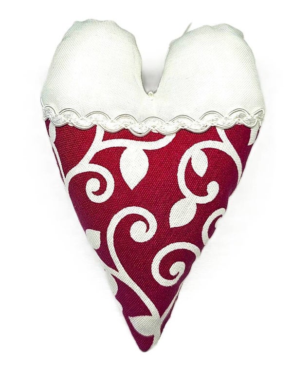 Herz 17 mit Bändchen zum Aufhängen und weißer Spitzenborte