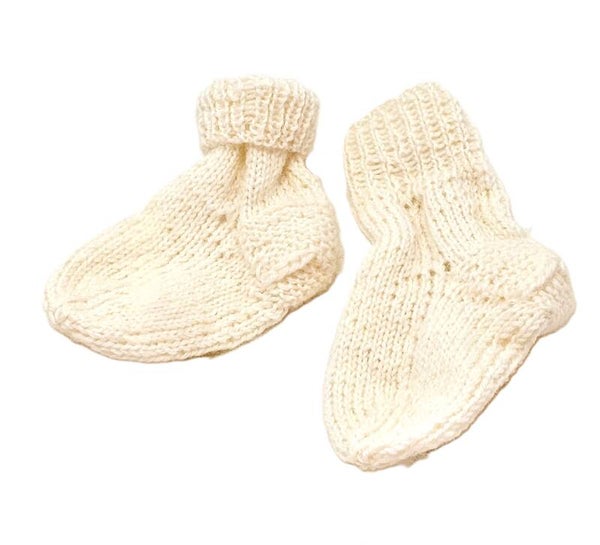 Erste Söckchen in natürlichen Weiß