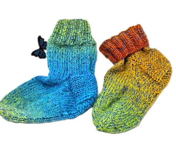 Erste Söckchen in Regenbogenfarben – Perfekt für kleine Füße!