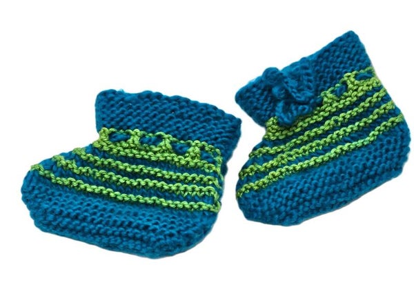 Erste Söckchen in Smaragdgrün mit hellgrünen Streifen