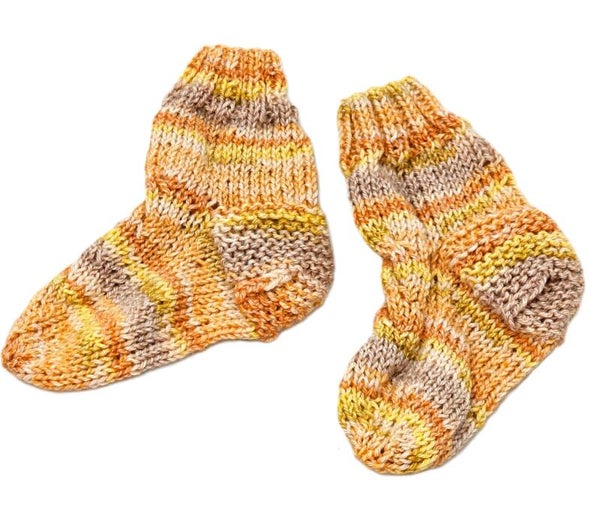 Erste Söckchen in Orange, Braun und Gelb mit Zopfmuster – Perfekt für kleine Füße!