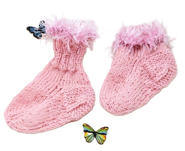 Erste Söckchen in Rosa mit Fransenborte – Perfekt für kleine Füße!