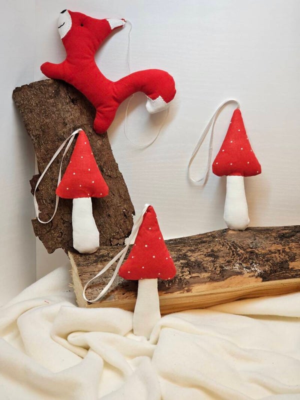 Eichhörnchen und Fliegenpilze