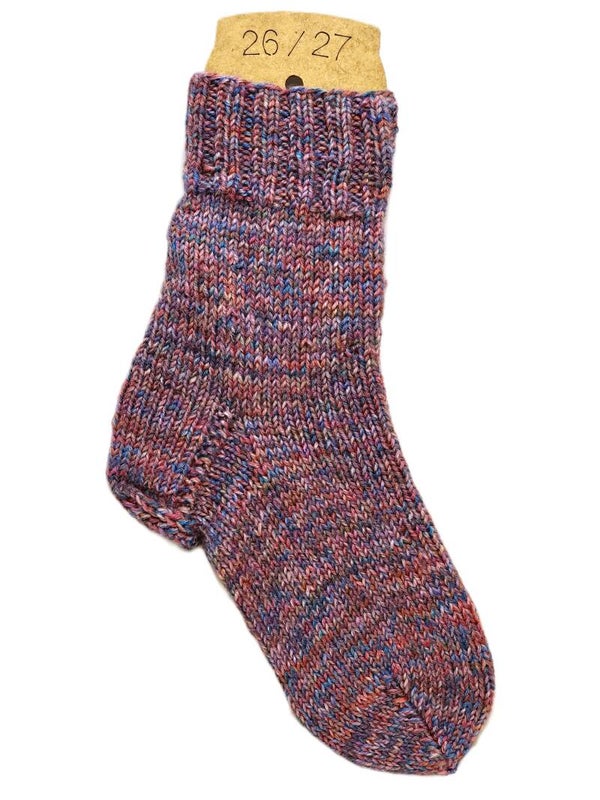 Warme Kindersocke in Brauntönen und blauen Einflüssen