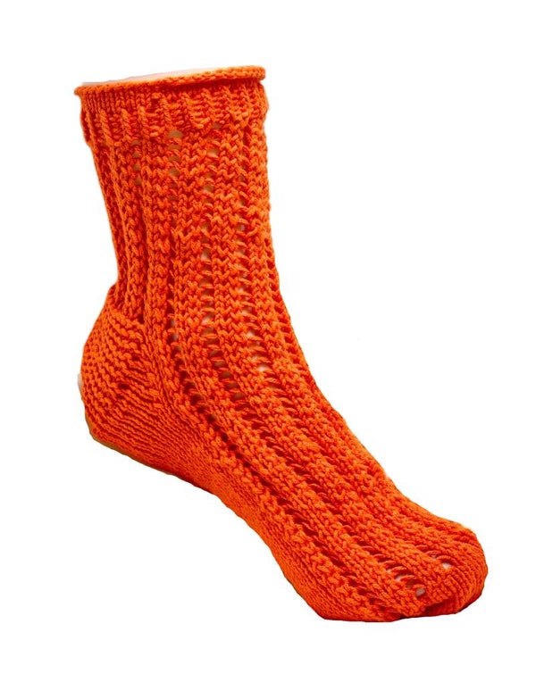 Socke in Orange in einem wunderschönen Lochmuster