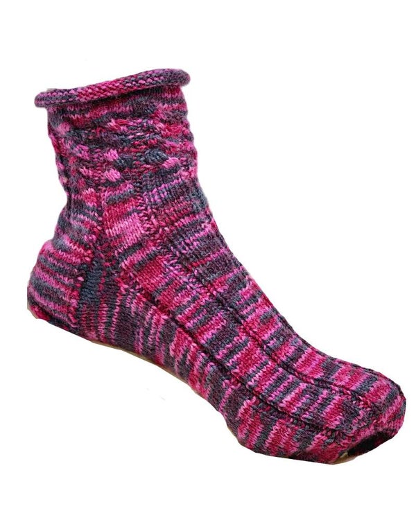 Socke in lila und pink Tönen mit Zopfmuster am Bund