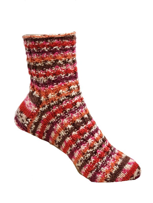 Socke in Rottönen und weißen Einflüssen mit schönem Zopfmuster