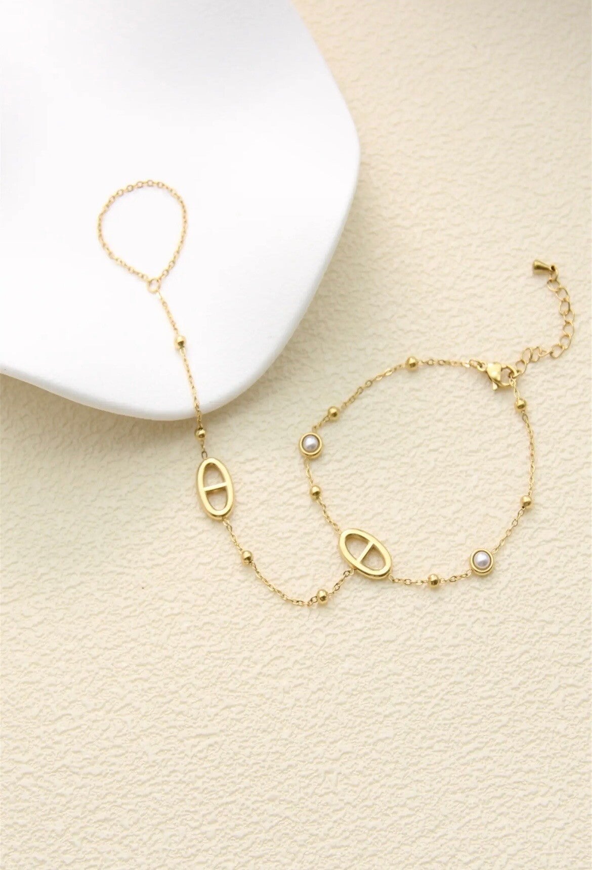 Bracelet de main maillon ovale dore et perle