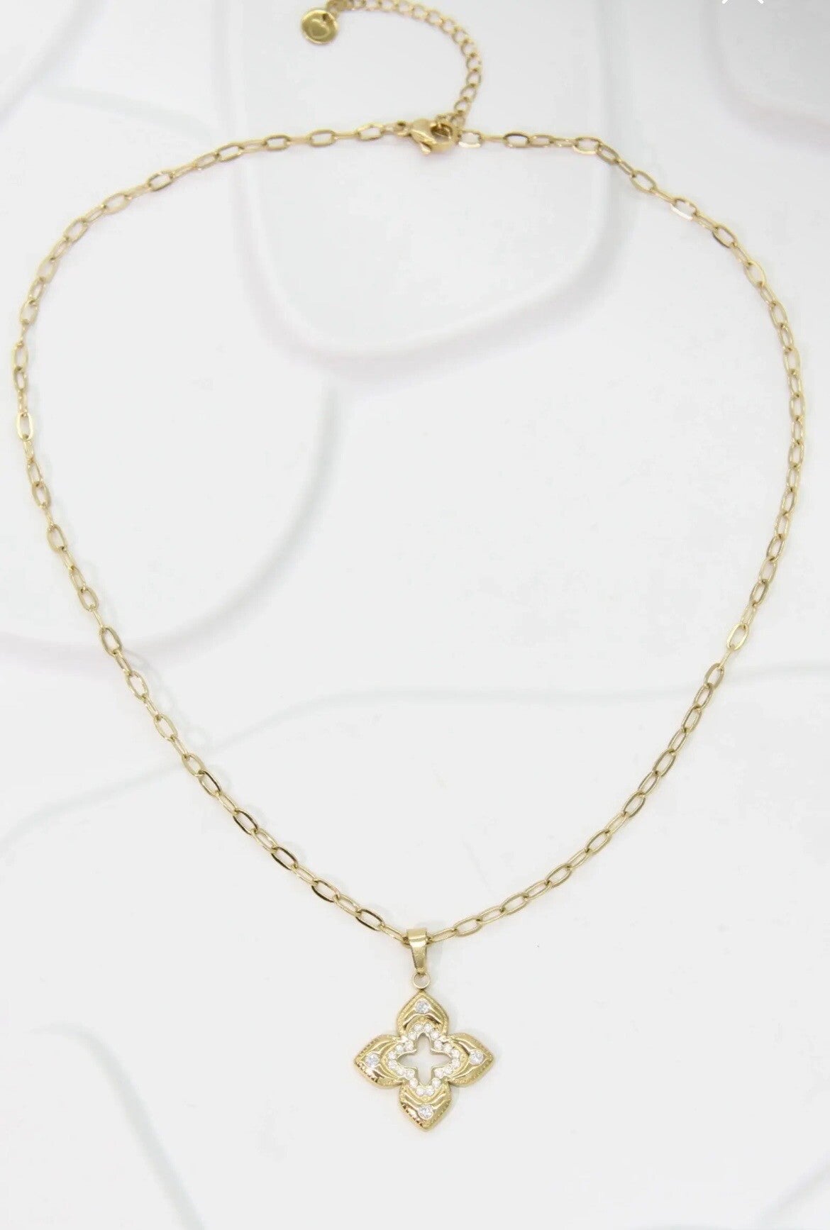 Collier à pendentif fleur ajouré or