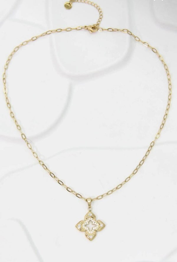 Collier à pendentif fleur ajouré or