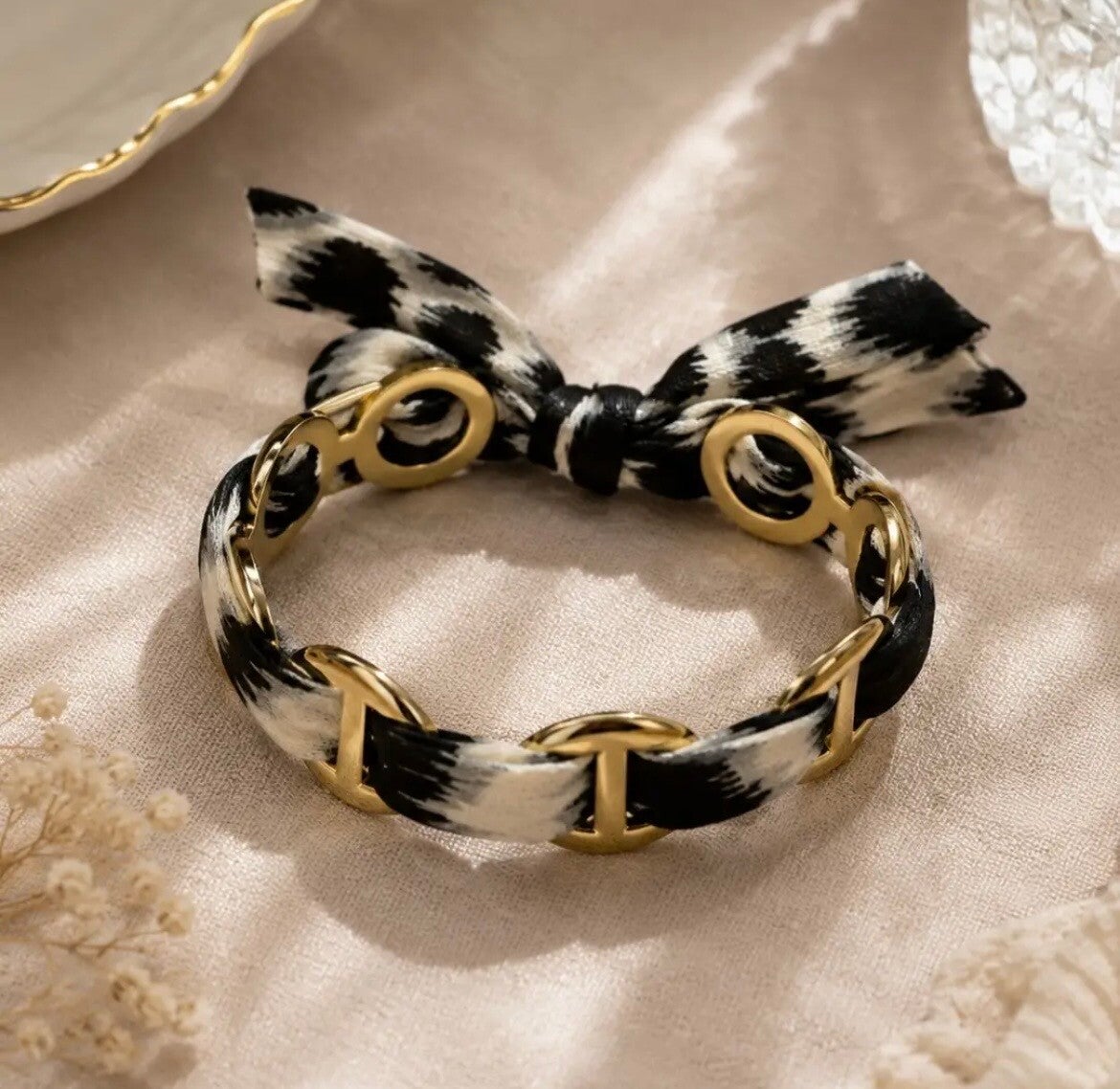 Bracelet jonc tissu satin leopard blanc