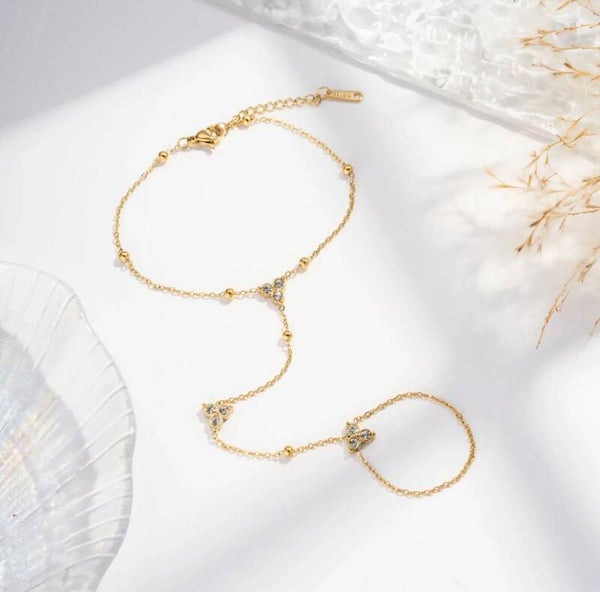 Bracelet main avec bague doré orné trèfle