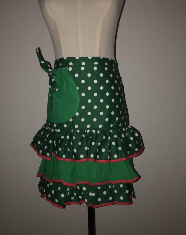 Half schort groen met witte stippen