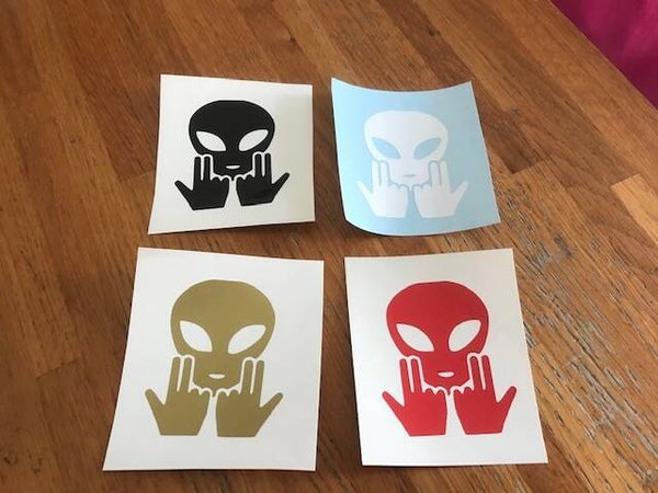 JUL ALIEN OVNI - STICKER AUTOCOLLANT VINYLE- 5.6  CM PAR 6.6 CM