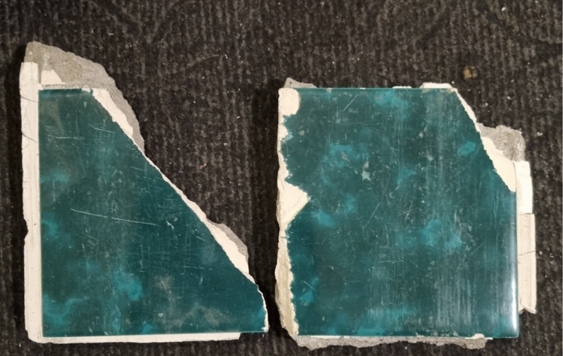 Stukjes tegel oude kleedkamer