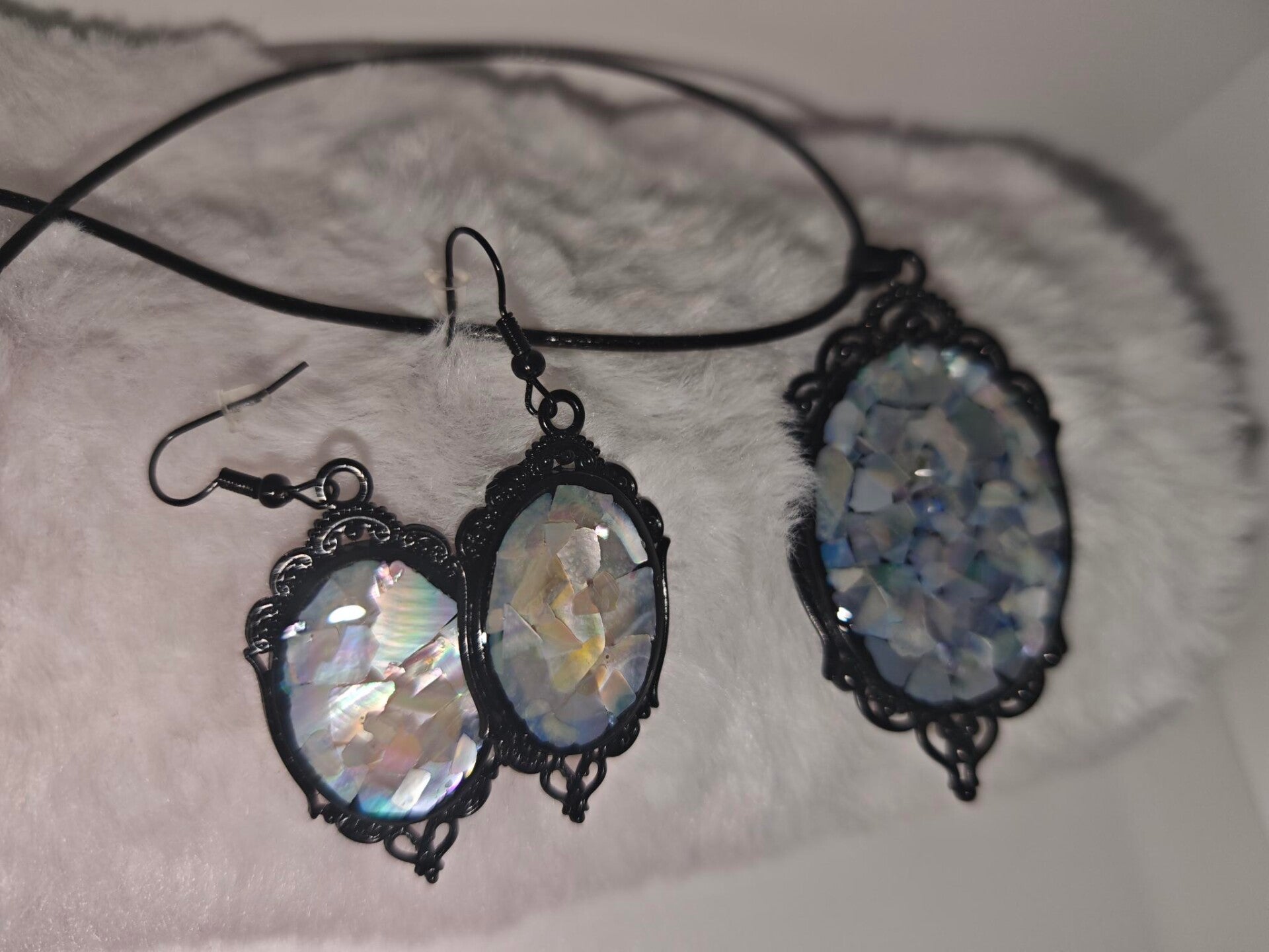 "Éclat de Nacre : Set Boucles d'Oreilles et Collier en Résine"