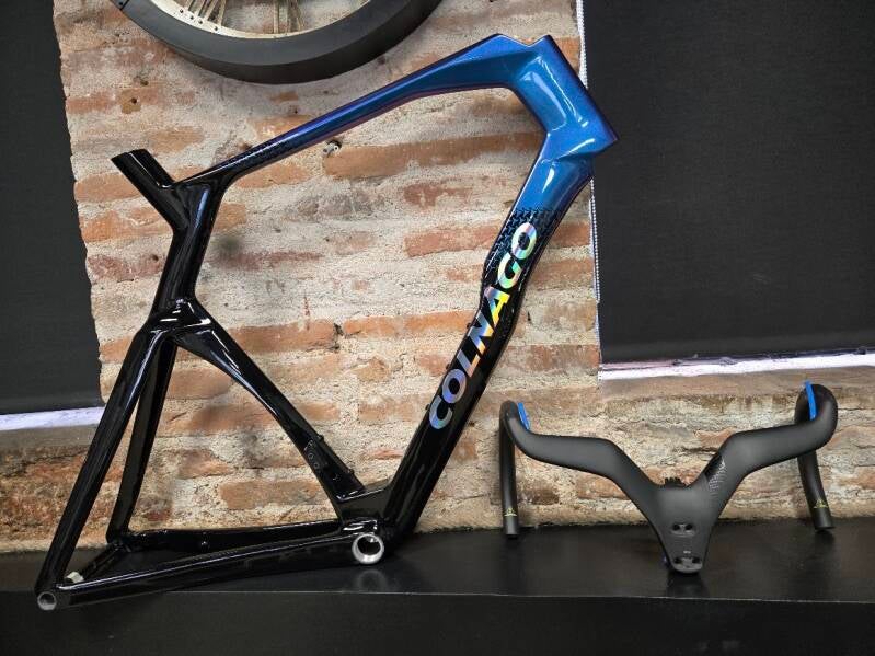 "Vélo de route Colnago Y1Rs exposé chez LDGM Mobility à Lavaur, spécialiste cycles et automobile de prestige."