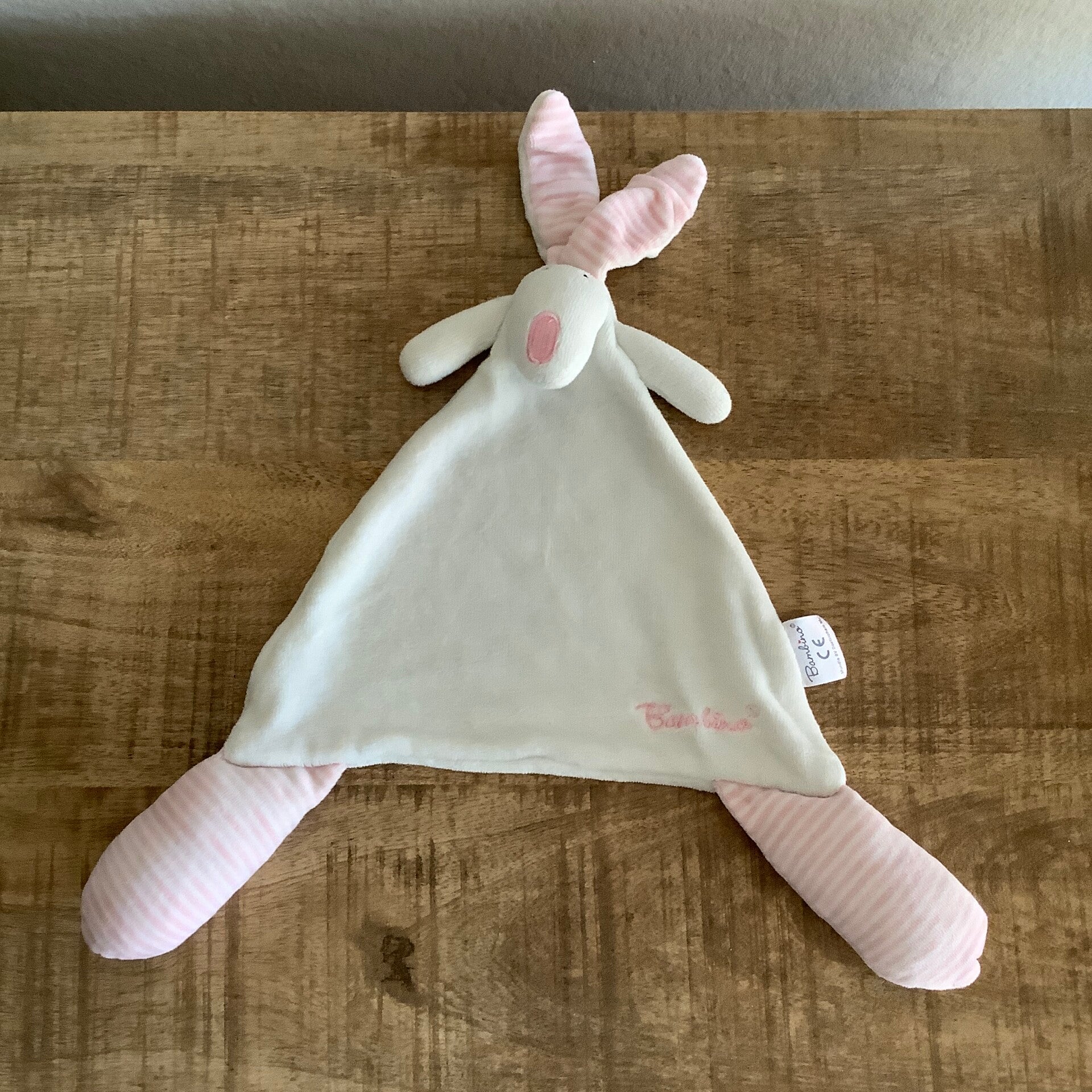 Bambino knisper konijn