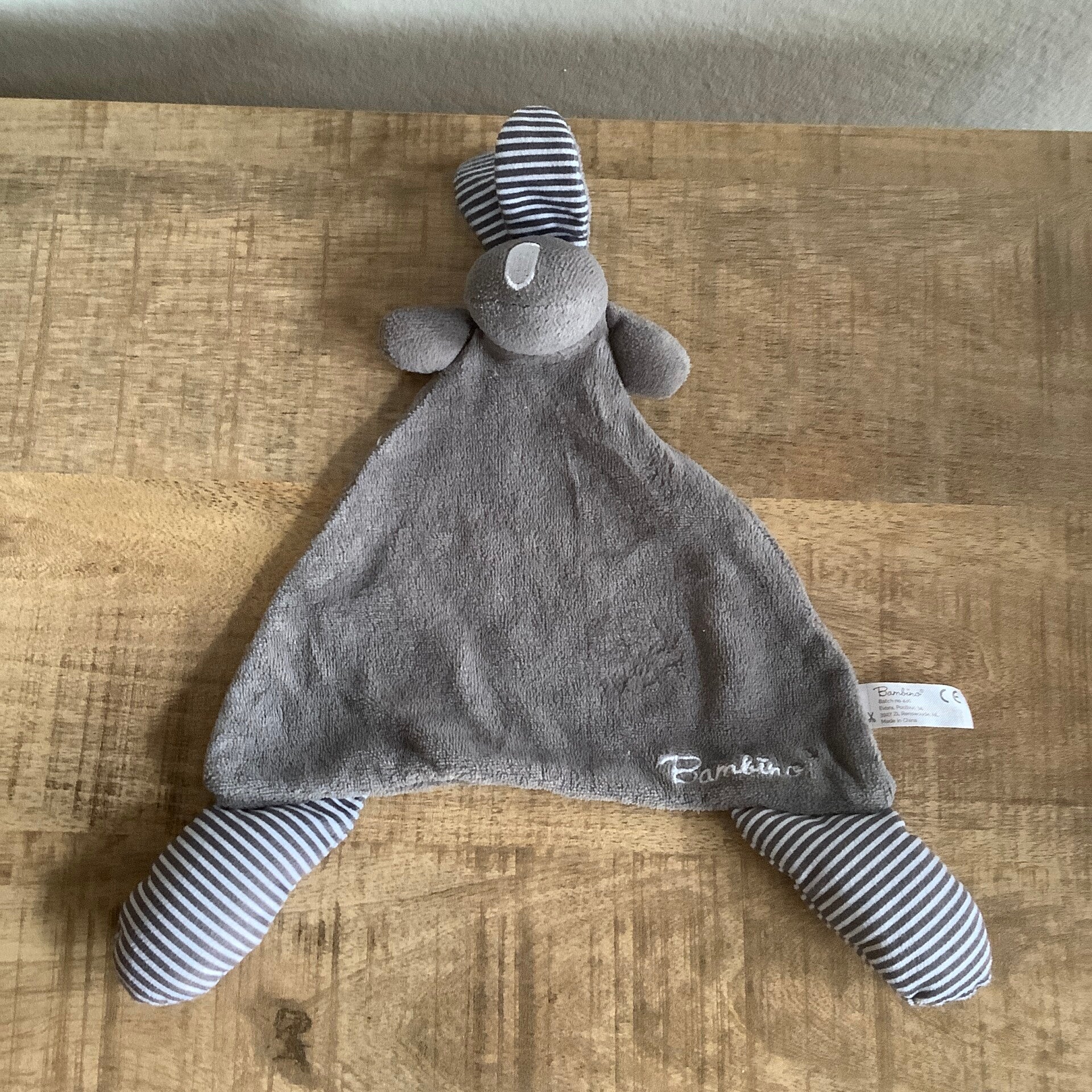 Bambino knisper konijn