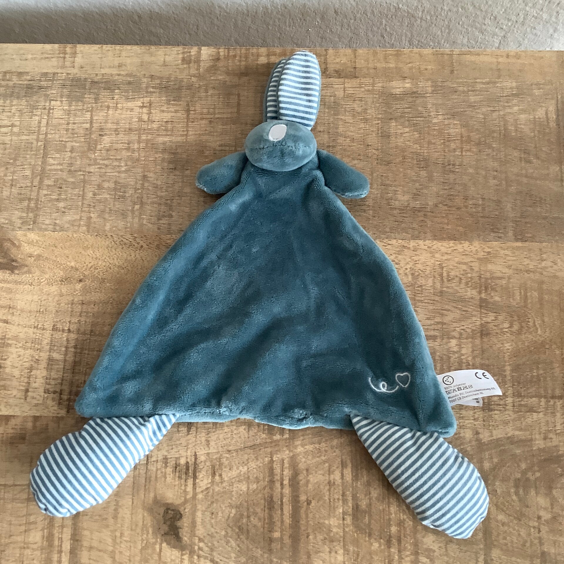 Bambino knisper konijn