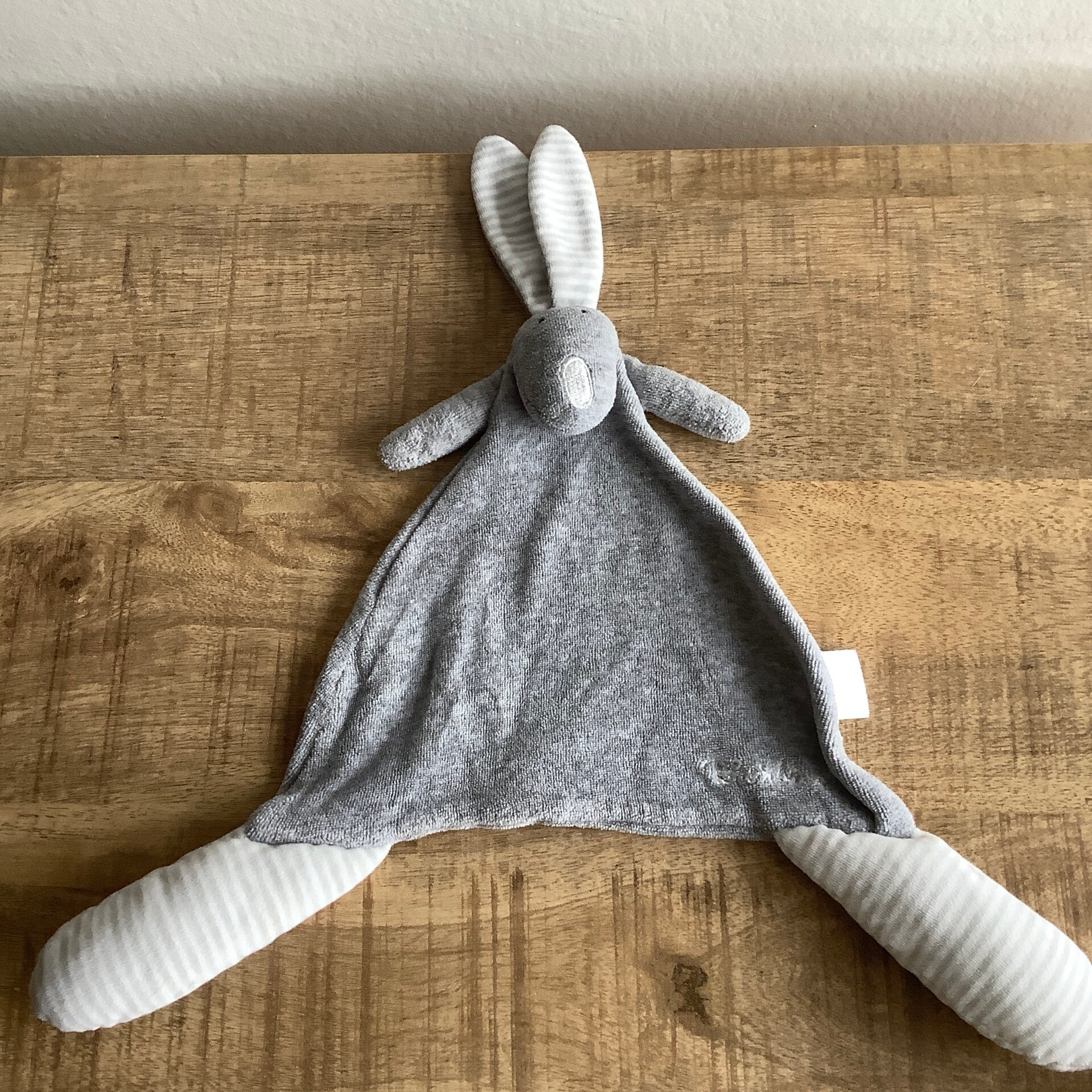 Bambino knisper konijn