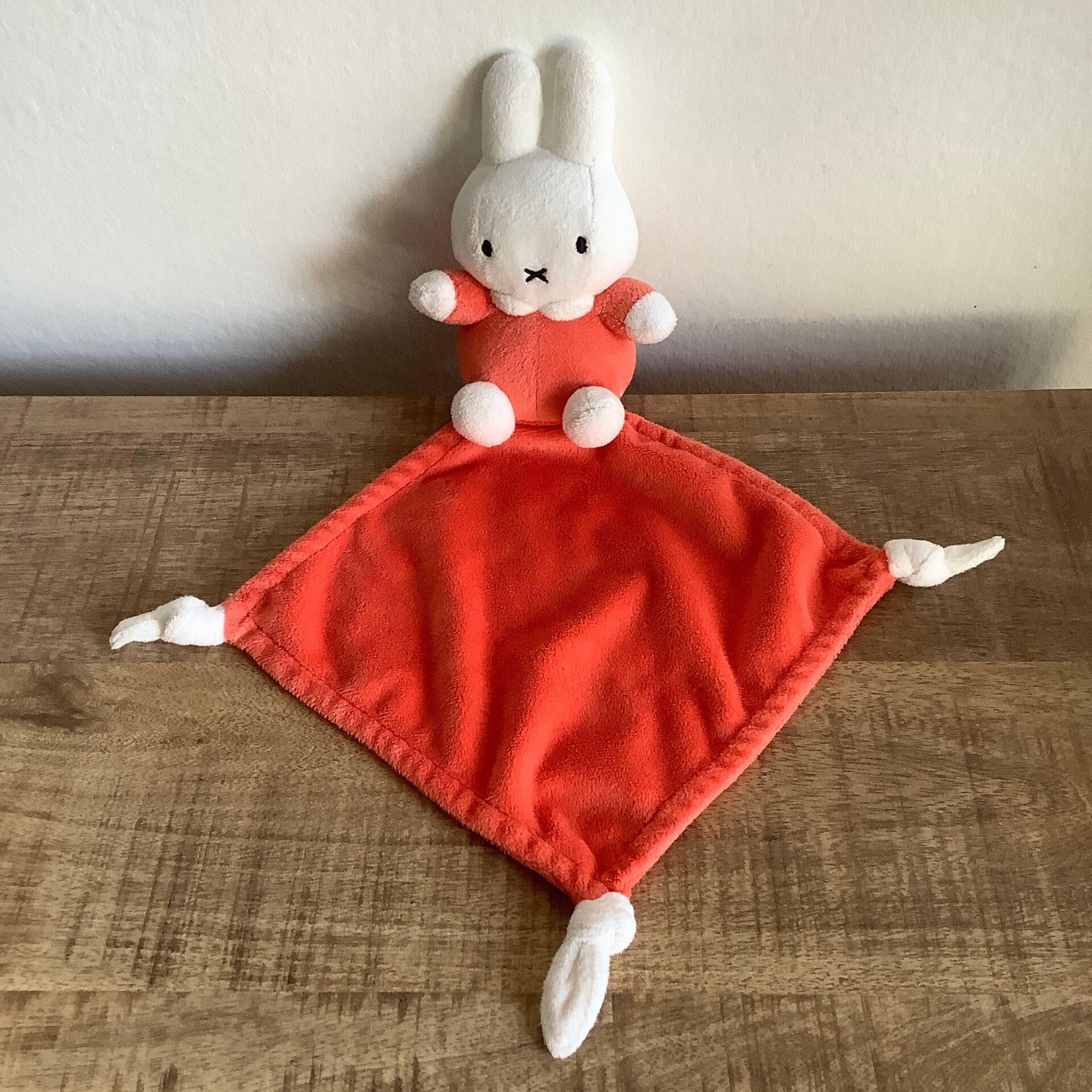 Nijntje geheel oranje