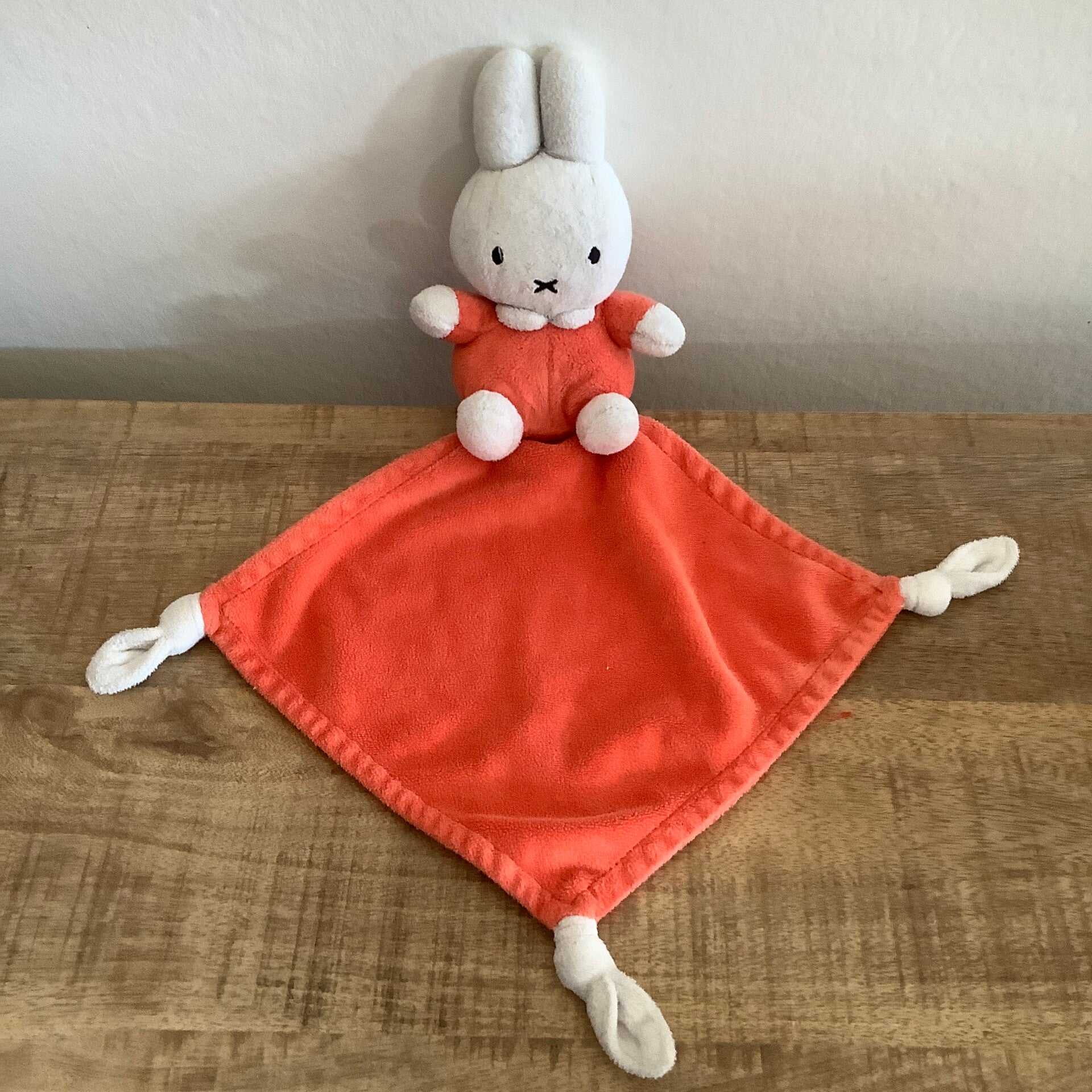 Nijntje geheel oranje