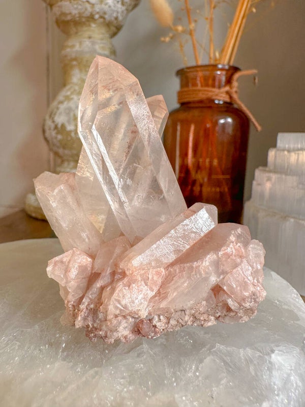 A kwaliteit Bergkristal cluster, roze