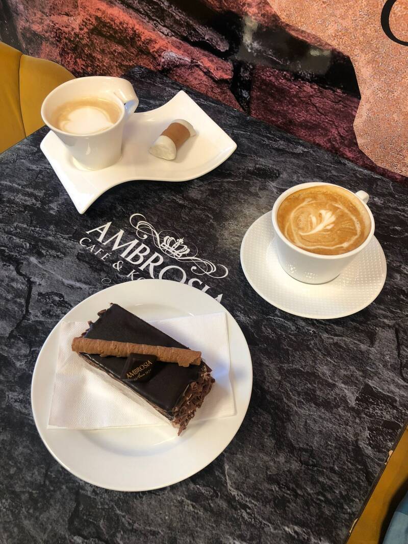 Café med choklad bakelse 