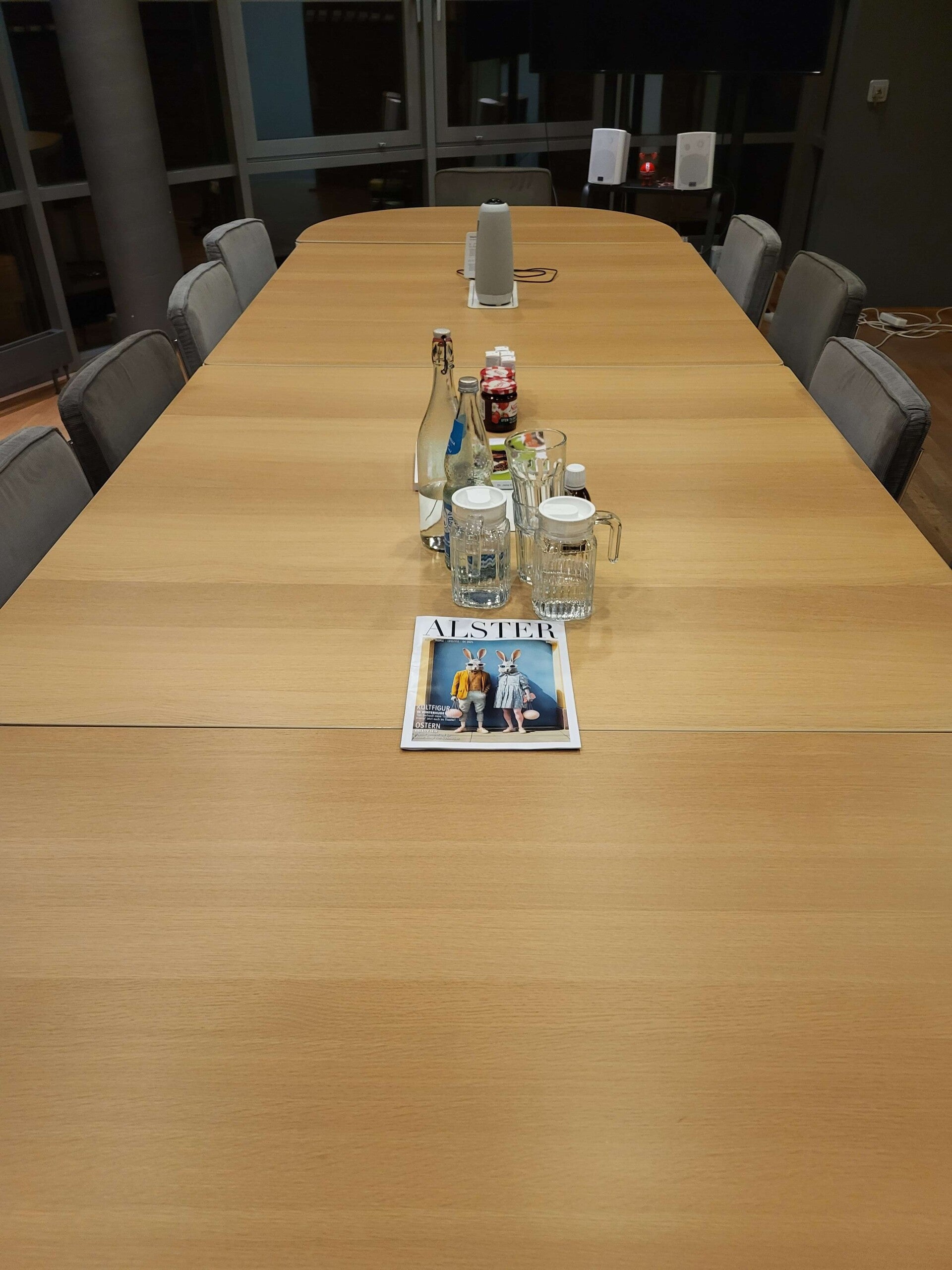Sauberer Konferenzraum nach professioneller Büroreinigung in Hamburg durch Hoppe Facility Services