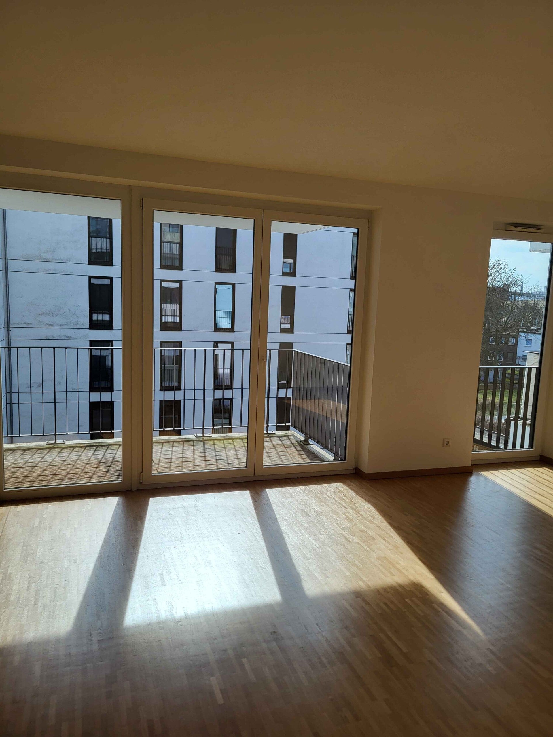 Grundreinigung eines Wohnbereichs in Uelzen mit sauberem Parkett und Fensterfront