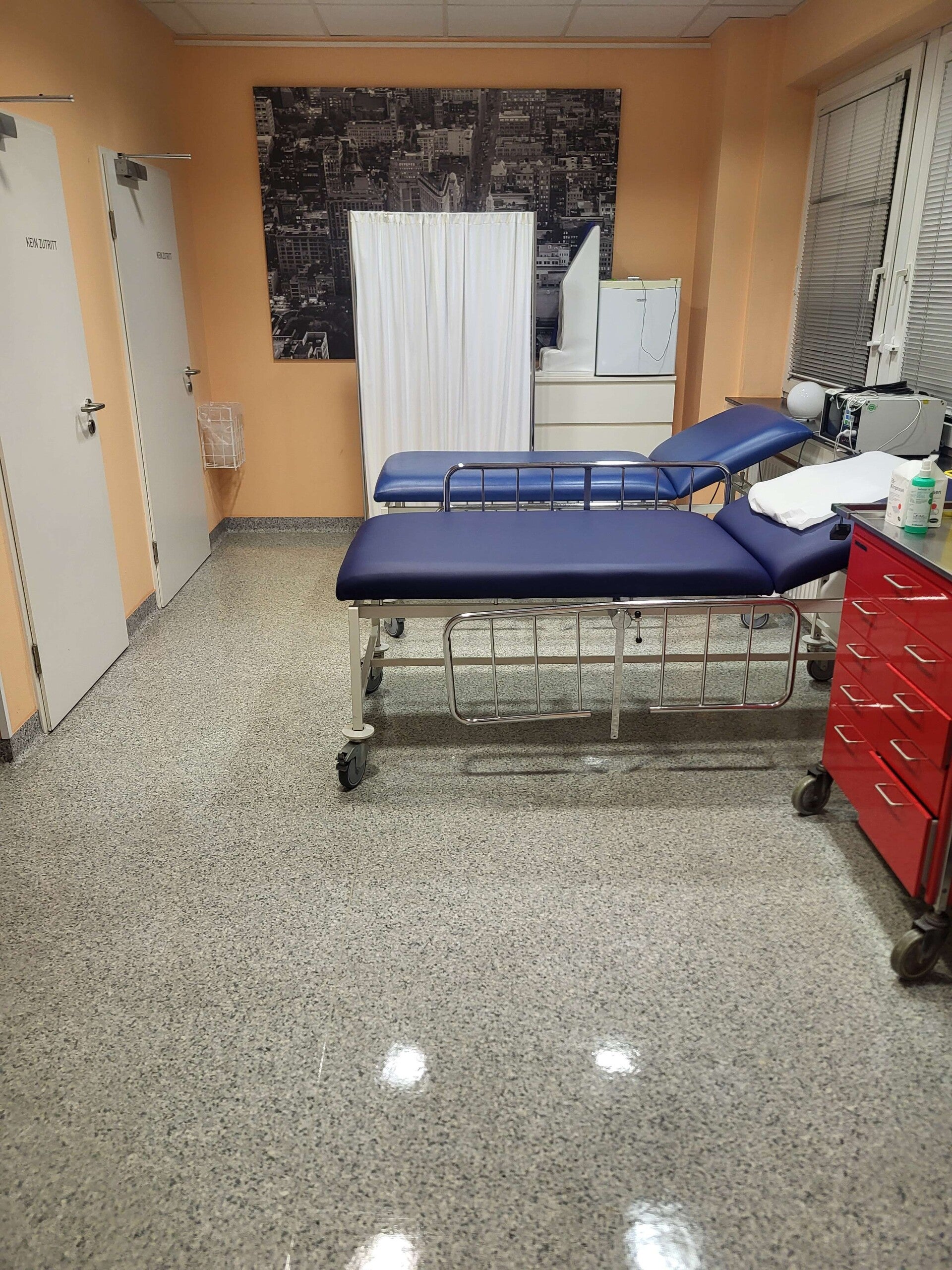 Hygienischer Aufwachraum nach professioneller Praxisreinigung in Hamburg durch Hoppe Facility Services