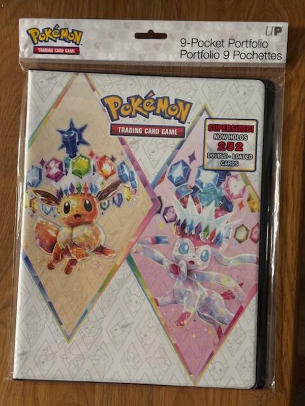 Pokemon TCG Prismatische Entwicklungen | Ultra Pro 9-Pocket Binder/Ordner