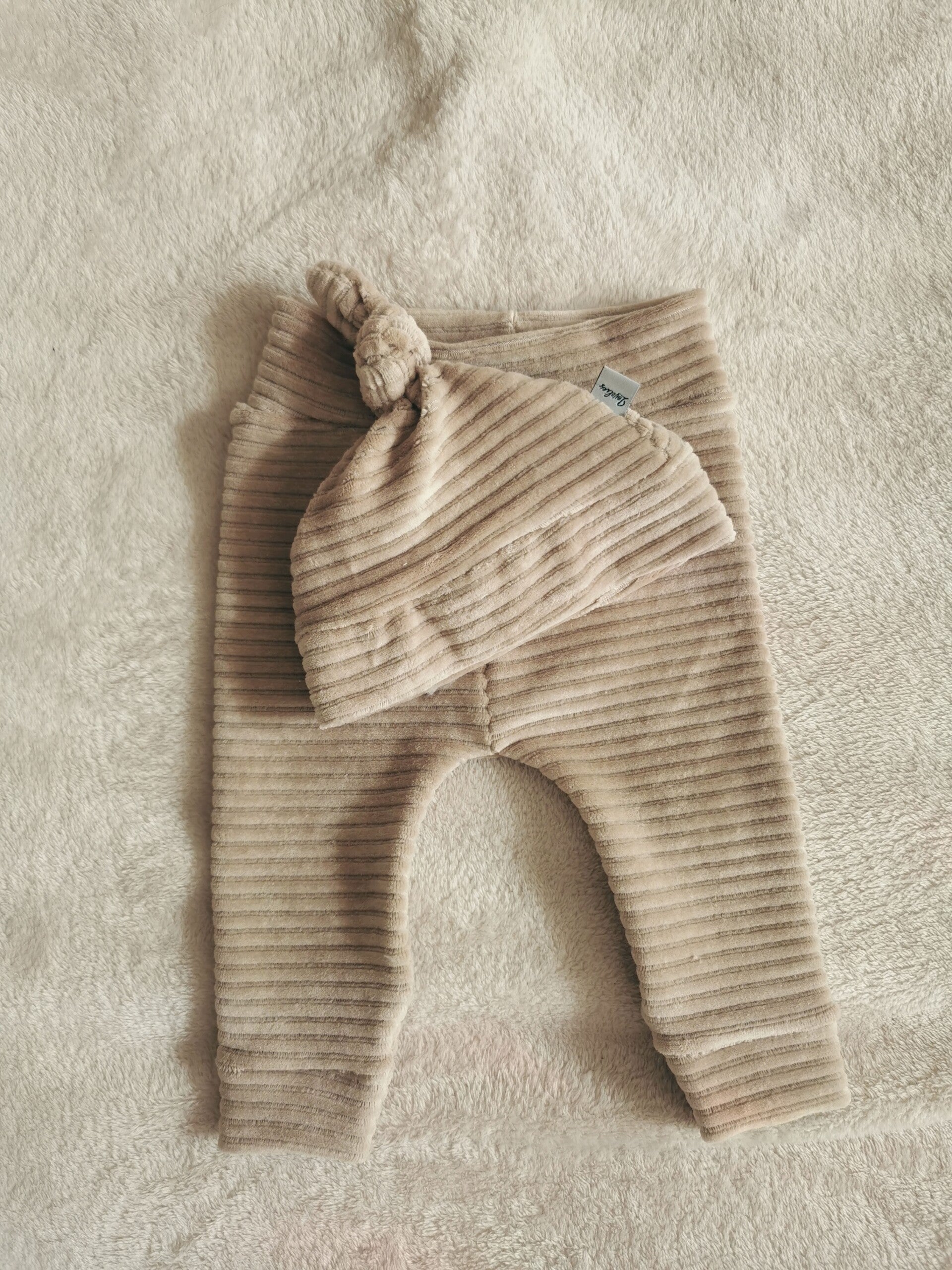 Broekje & Knoopmuts Donkerbeige Rib