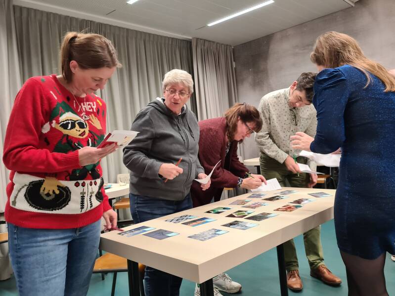 Geert Lommers als Gastspreker op een Fotosoos avond in Buurtcentrum Terwijde.