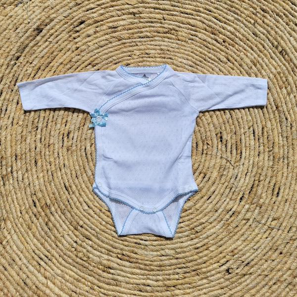 Witte romper met blauwe rand en strikjes