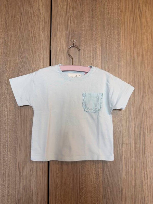 zara - lichtblauw shirt met ruffle zakje - maat 98