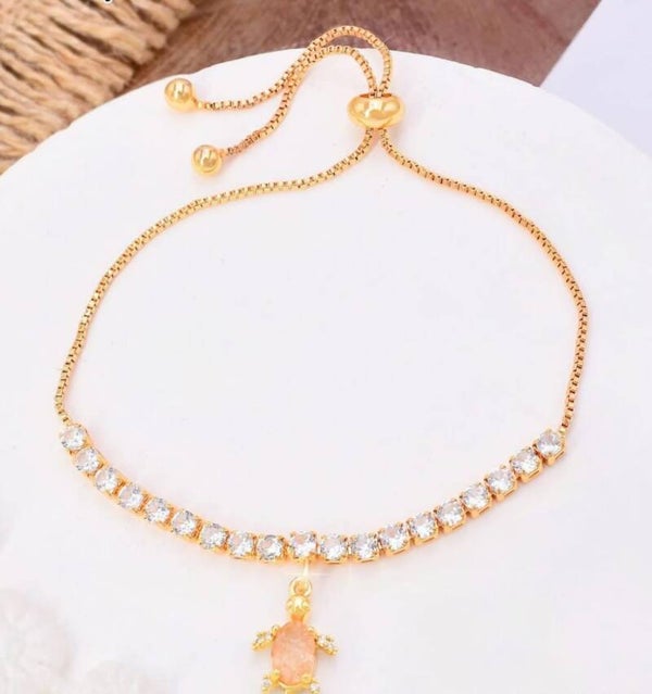 Pulsera dorada con dije de tortuga $20