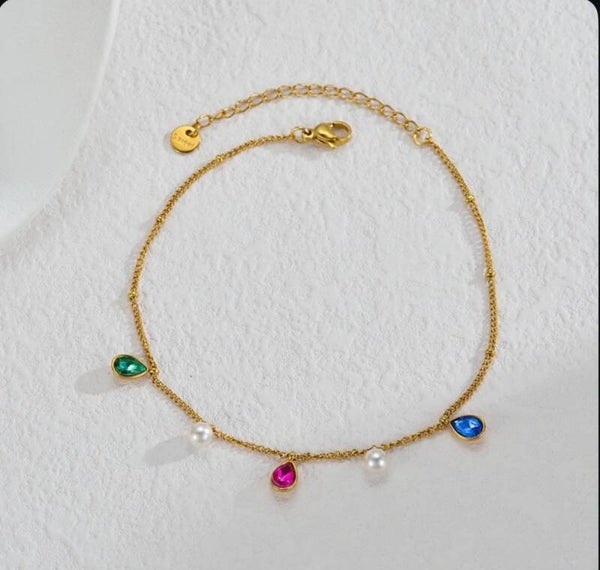 Pulsera Dorada con dijes de colores $20