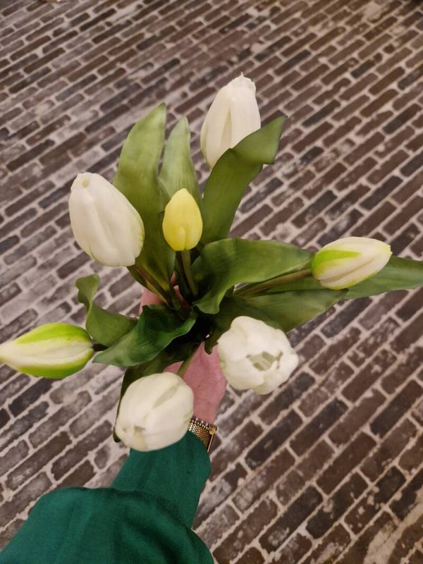 Bosje witte kunsttulpen
