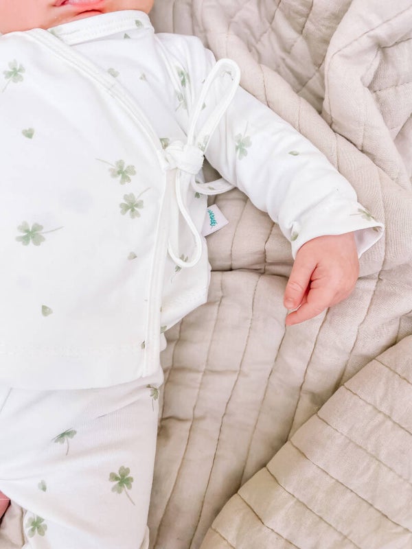 Newborn setje overslag t-shirt en broek  + Mutsje CLOVERS - Studio Happy