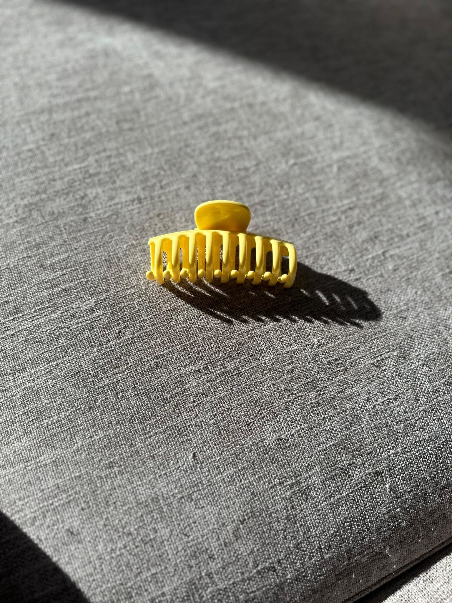 donker geel haar klip