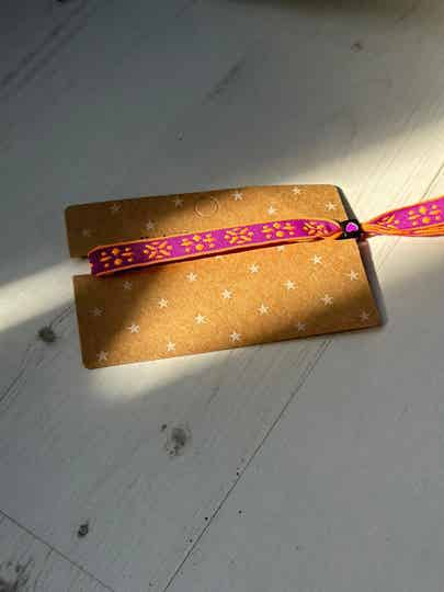 vormpjes paars oranje lint armband