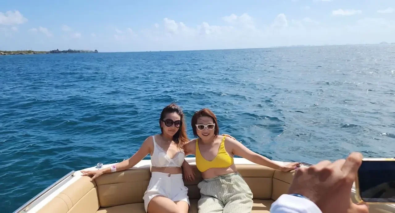 Friends enjoying the Luxury Sunset cruise