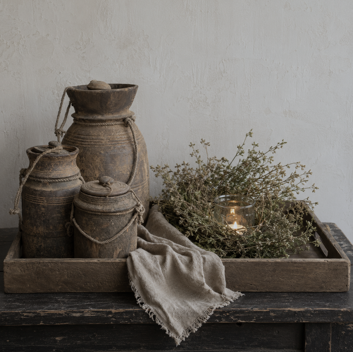 dienblad in driftwood met oude Nepalese houten potten
