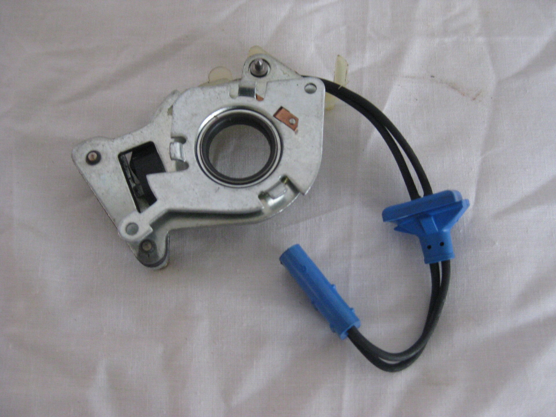 Distributor Pick Up and Base Plate  AEU1721