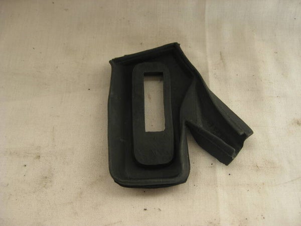 Seal-Pillar/Body LH   AHH7069