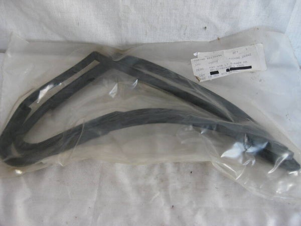 Front Quarter Light Seal RH   BD17049*