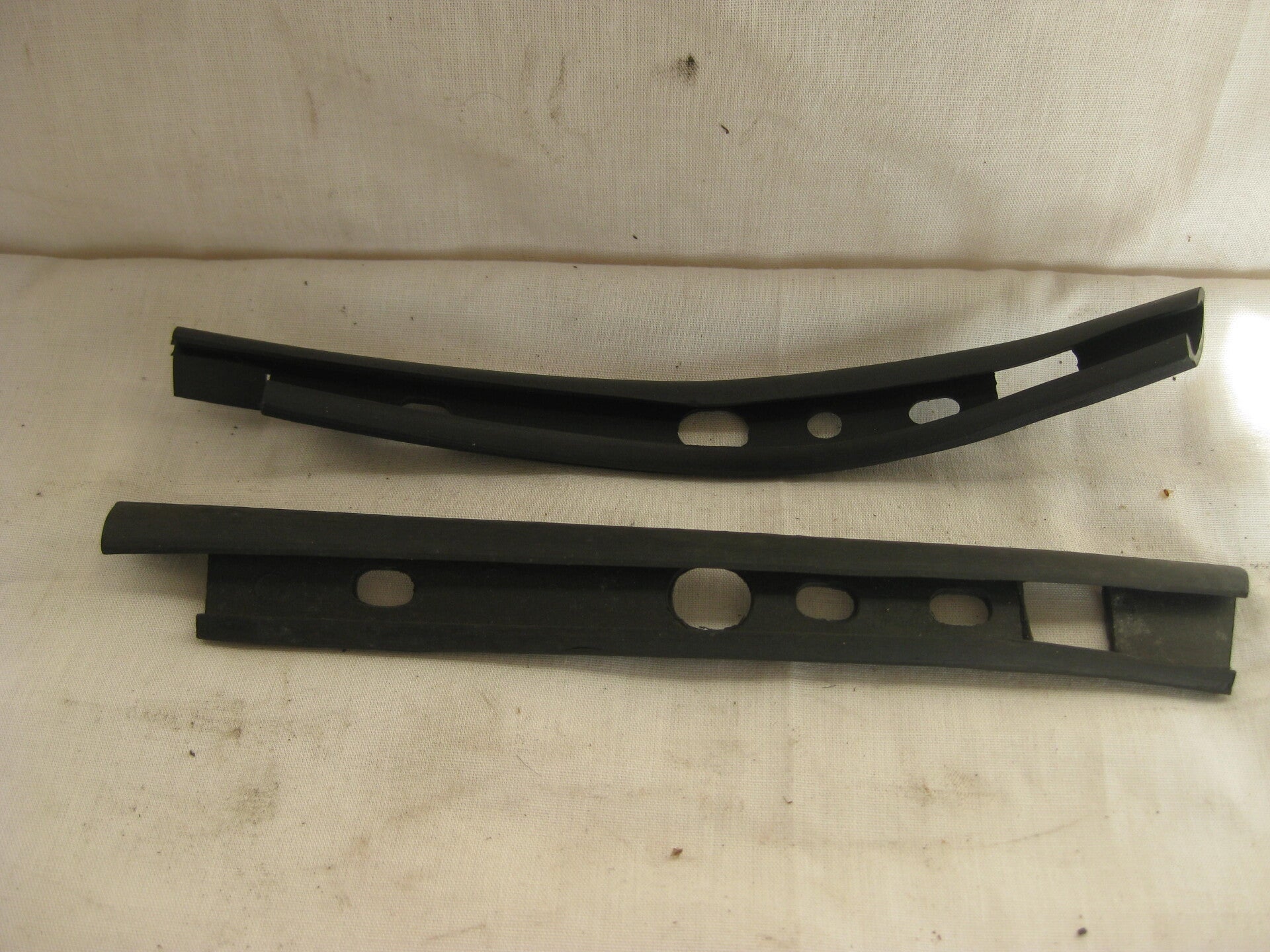 Seal, frame to door, LH  AHH7479